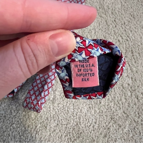 Men’s Vineyard Vines red whale patterned pure silk tie - Picture 3 of 5